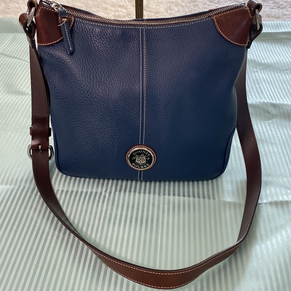 Dooney & Bourke Navy Pebble Leather Bag. EUC.